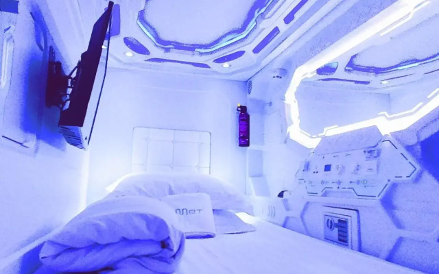 Met A Space Pod @ Arab Street