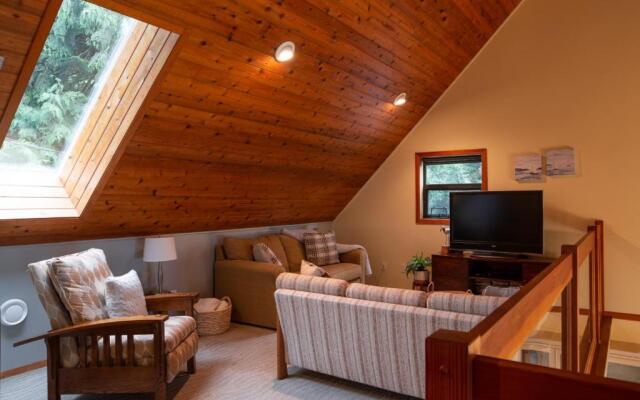 The Overlook, Luxury Lakeside Home with Dock