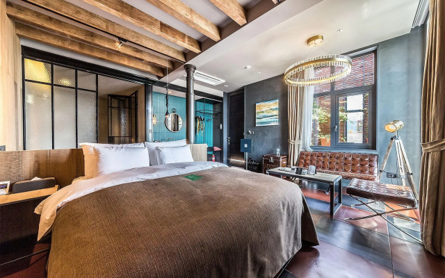 9 Brick Hotel