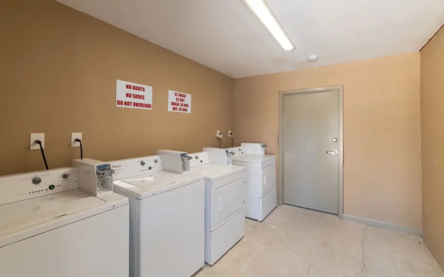 Budget Inn & Suites