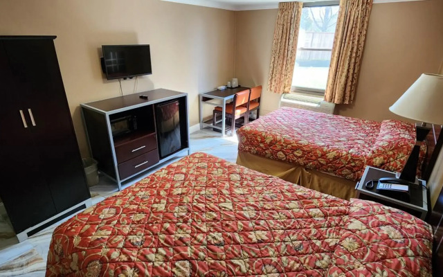 Townhouse Inn & Suites