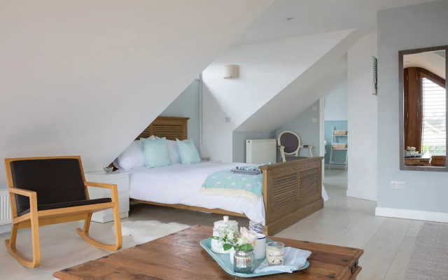 Tranquil Family Retreat 5 min to Beach Garden