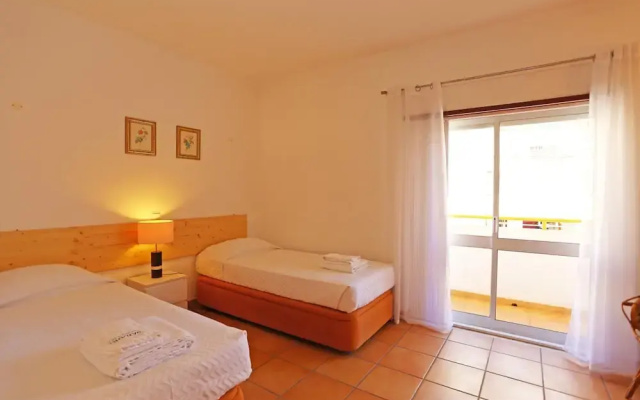 EE 02 - Bedroom 2 in Rossio Entrance Guesthouse
