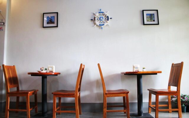 My Box Hostel & Cafe