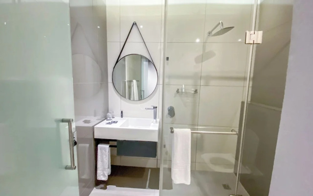 Sandtoncity-apartment-sleeps2-pool-parking