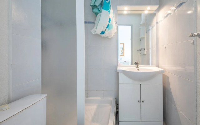 Sunny Waterfront Apartment