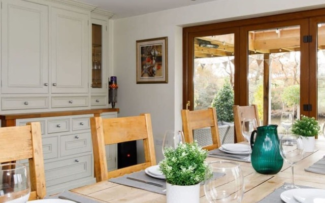 Serene Riverside 6BR Luxury Retreat in Curdridge