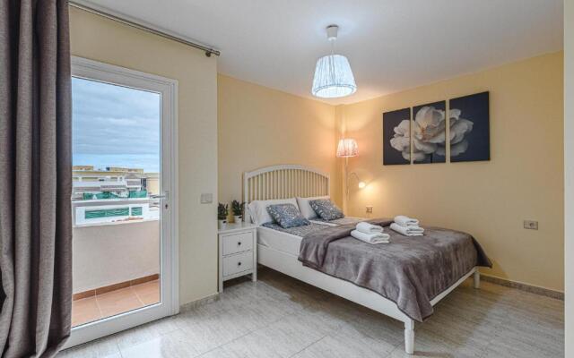 YELLOW 3 bedroom large apartment for 10 guests