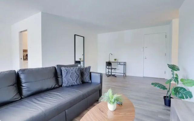 Contemporary Studio by Barton Park