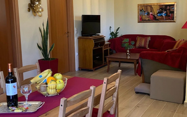 Casa Terra is Near Hillside Area Airport Beach