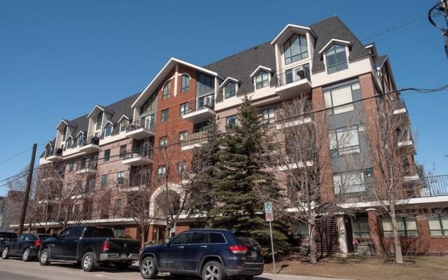 Comfy Home Office Condo w Parking Balcony Coffee