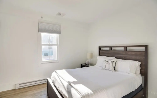 Walk to Bowen's Wharf: Condo in Dtwn Newport