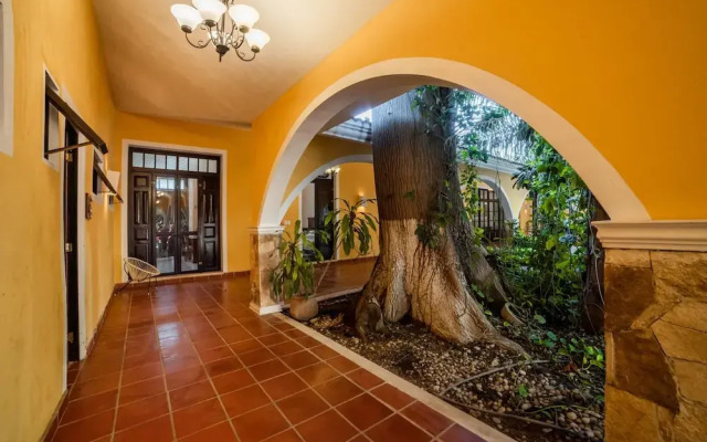 Espectacular casona con alberca y jardines