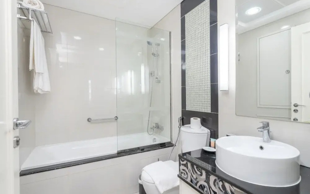 Dlx 21st Flr 3BR Pool/gym Near Mall by Belvilla