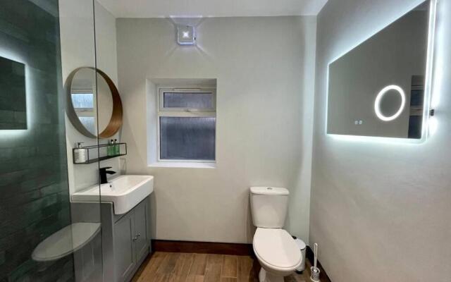 Modern Central Apartment + King Size Bed + Garden