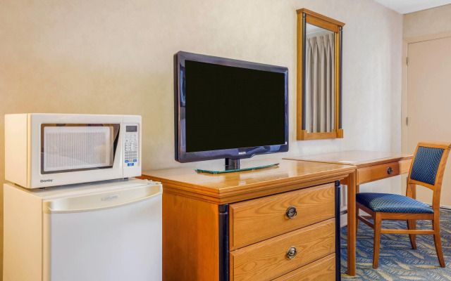 Travelodge by Wyndham Niagara Falls at the Falls