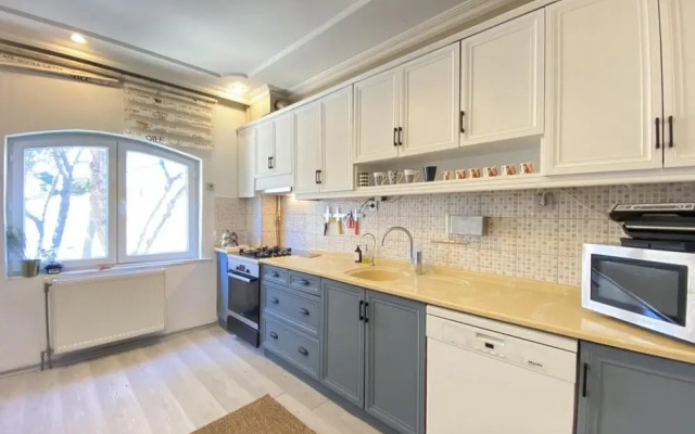 Flat With Bosphorus View and Backyard in Uskudar