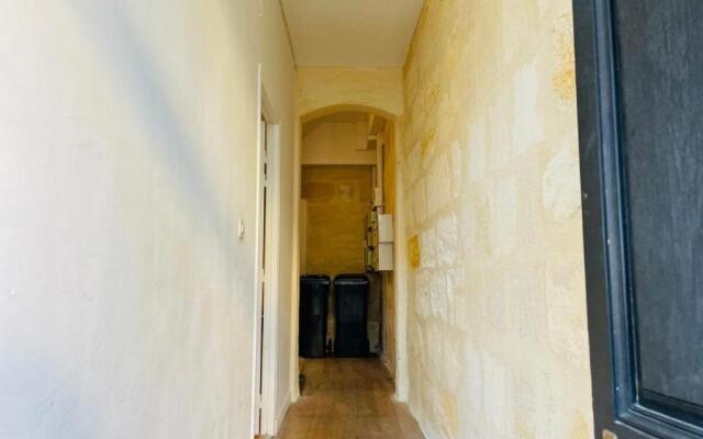 Furnished Studio in A Quiet Authentic Area Near All Amenities