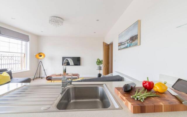 ⭐⭐⭐⭐⭐ Stunning Penthouse Overlooking River - 1 Bed