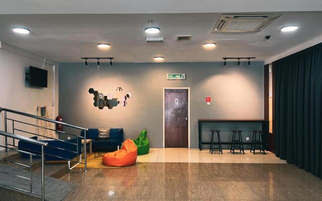 OYO 43955 N9 Business Hotel