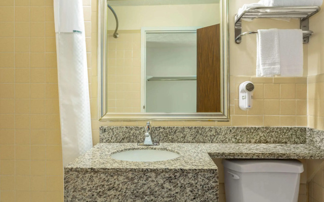 Days Inn by Wyndham Breezewood