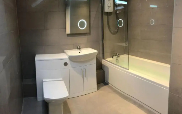 Apartment 5, Cornerhouse Apartments