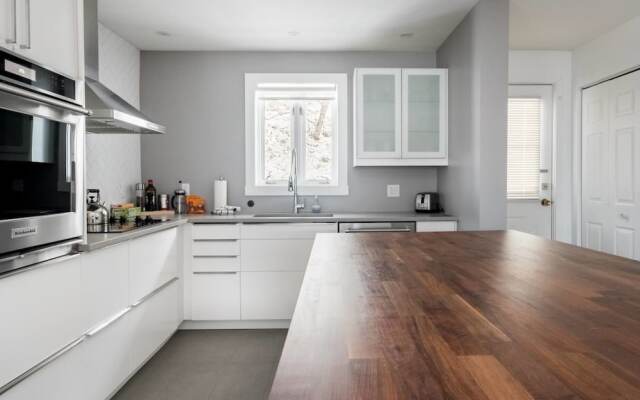 Commodious Condominium in Tranquil Lakeside Setting