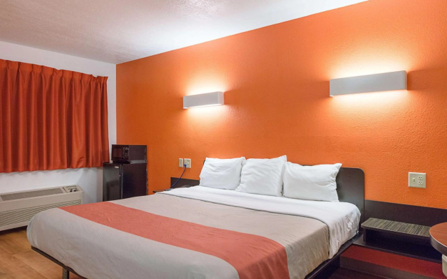 Motel 6 San Antonio, TX - Fiesta Trails