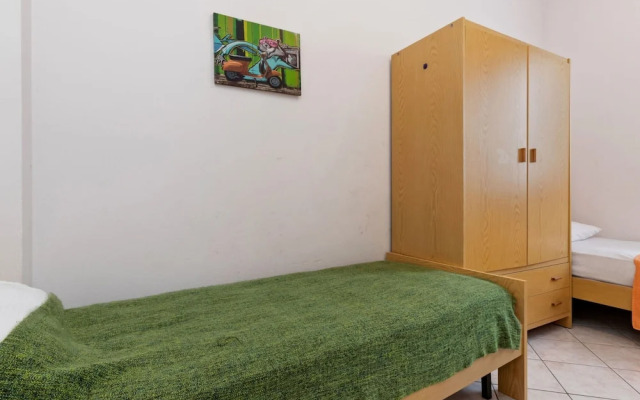 Spacious Apartment With Garden