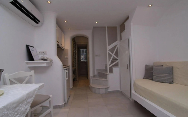 Merovigliosso Studios and Apts.