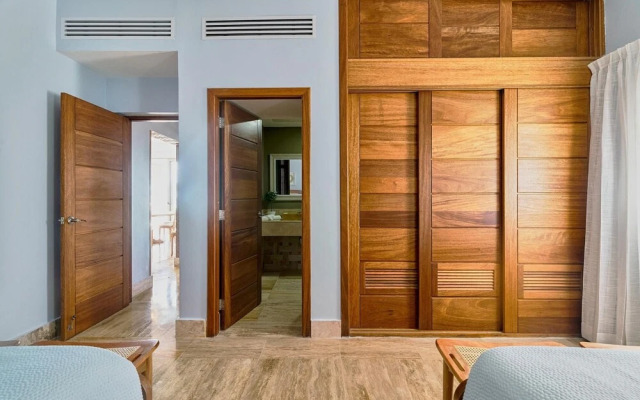 Beachfront Condo w Sea View A-202 Costa Atlantica