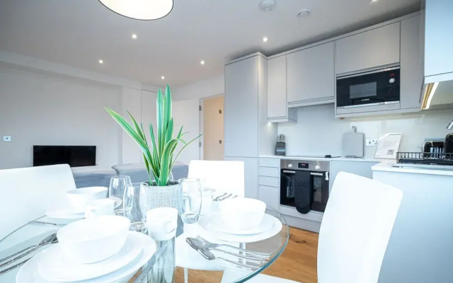 Deluxe & Chic 1 & 2 Bed Apts near Heathrow, Legoland, & Windsor Slough