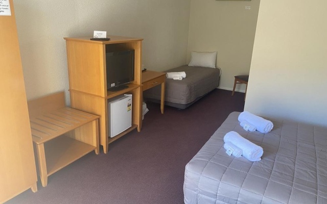 Nightcap at Horse and Jockey Hotel Warwick – Guest Rooms – Warwick