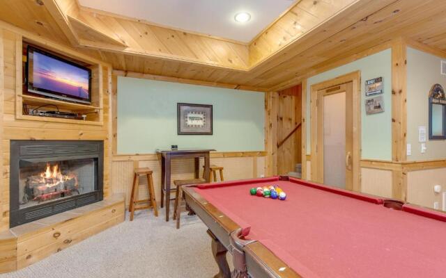 Gentle Ben’s Den, 4 Bedrooms, Pool Access, Air Hockey, WiFi, Sleeps 12