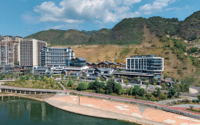 Hualuxe Chongqing Wushan by IHG