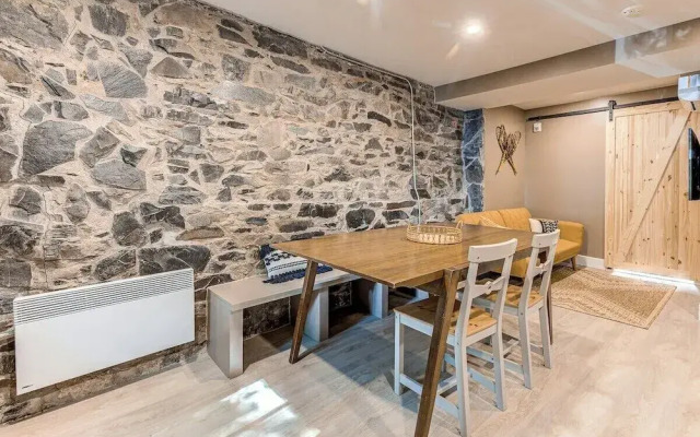 Beautiful Vieux Quebec 2 Bed Apt