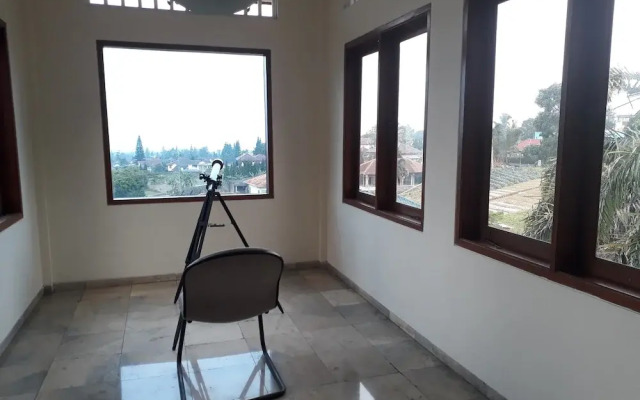 Villa Beverly Hills Puncak for 50 pax