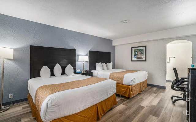 Travelodge by Wyndham Traverse City MI