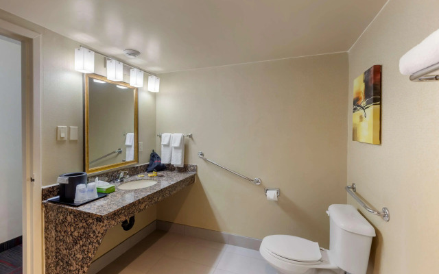 Best Western Plus Toronto Airport Hotel