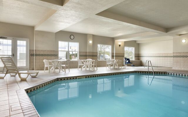 Country Inn & Suites by Radisson, St. Cloud East, MN