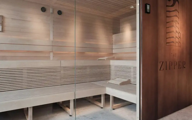 The Zipper Hotel & Apartments