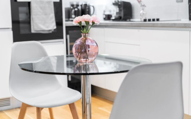 Deluxe 1 Bedroom Stylish Apartment - City Centre