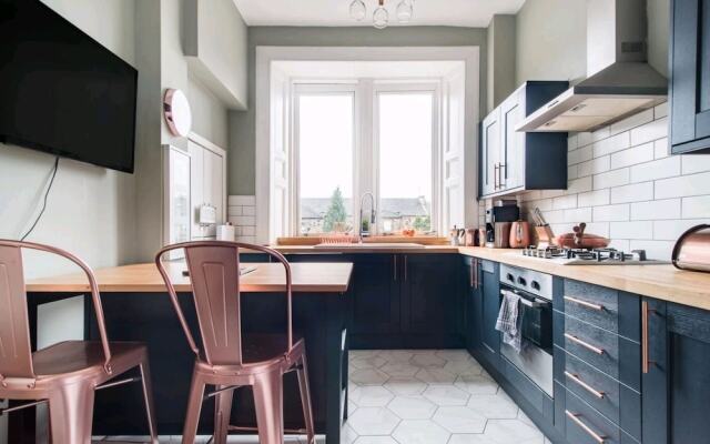 Gorgeous Light Apartment In West End