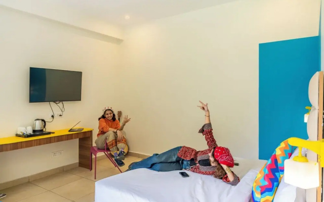 goSTOPS PLUS Kasol Manikaran Road, Bar and Hostel