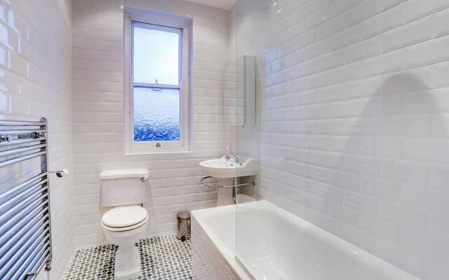 Fulham Large 1 bed Flat in Charming Building