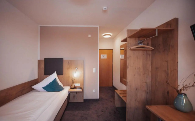 Hotel am Hachinger Bach by Blattl