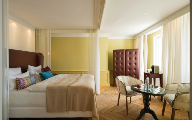 LA Maison Hotel