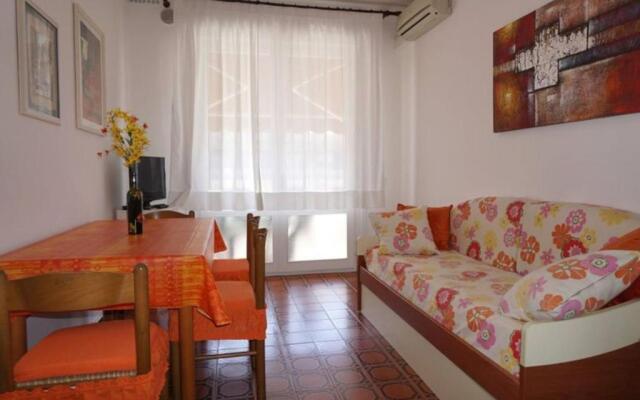 Relax in a Flat With Pool