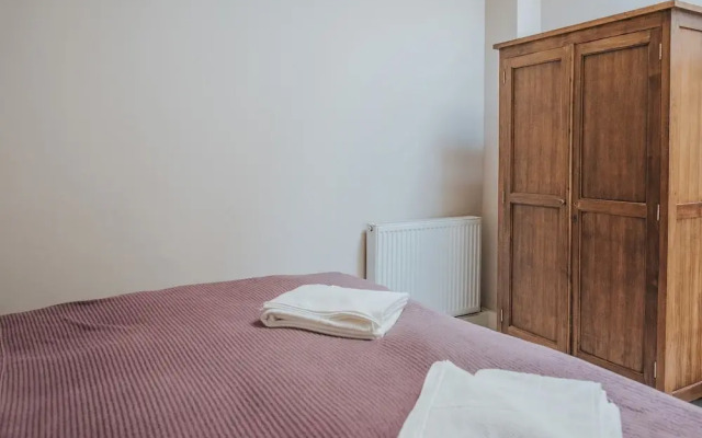 Reizand Apartments, Young St