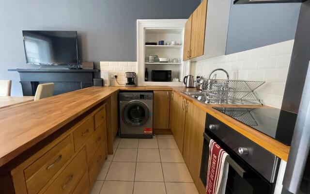 Spacious 3 bedroom Victorian flat City Centre